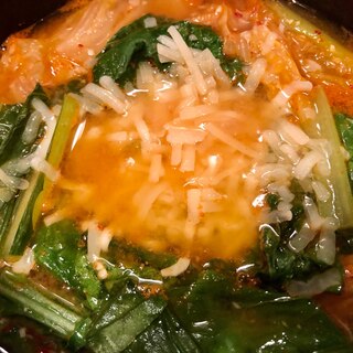 簡単副菜♫小松菜とキムチとチーズの発酵お味噌汁